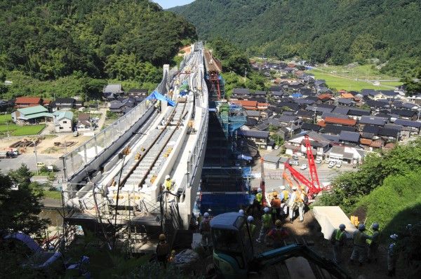 余部橋梁、旧橋一部保存と運休期間短縮のために採った奇想天外な施工法 橋桁を平行移動し、旋回するという斬新な発想が結実(2/4) | JBpress  (ジェイビープレス)