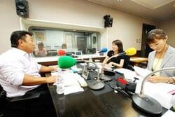 「マット安川のずばり勝負」スタジオ風景／マット安川、池内ひろ美、加藤知華／前田せいめい撮影