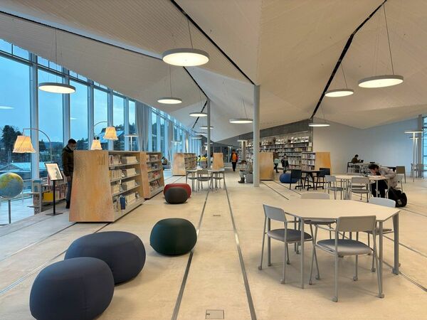 「ホントカ。」の「フロートエリア」と呼ばれる図書室・閲覧室。床のレールに沿って書架や展示台が動き、資料と資料の関係性を変えることができる。設計／平田晃久建築設計事務所（写真：森清）