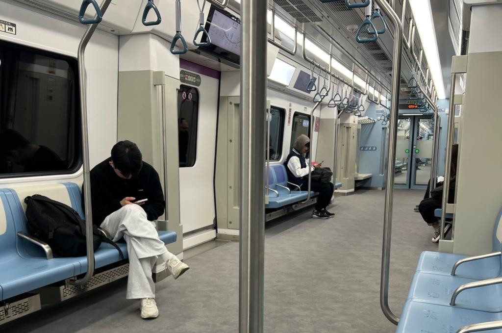 한국에서는 총선을 앞두고 지하철보다 4배 빠른 수도권 고속철도가 개통돼 이동시간은 고작 30분에 불과하다.  그런데 왜 출산율이 극도로 낮은 한국에서?  (1/7) |.  JB프레스