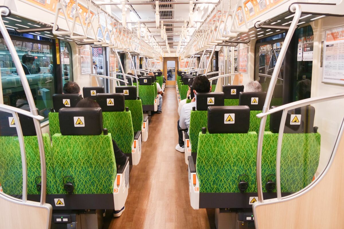 実はそれほど儲からない？増え続ける通勤電車プレミアムシートの損得