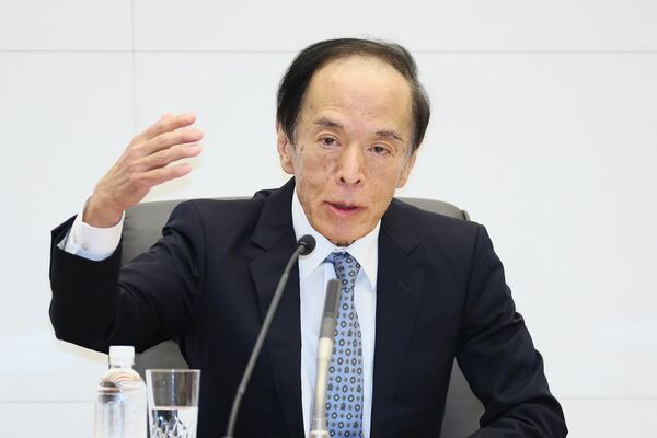 10月の金融政策決定会合を受けて記者会見する植田和男・日本銀行総裁(写真:日刊工業新聞/共同通信イメージズ)