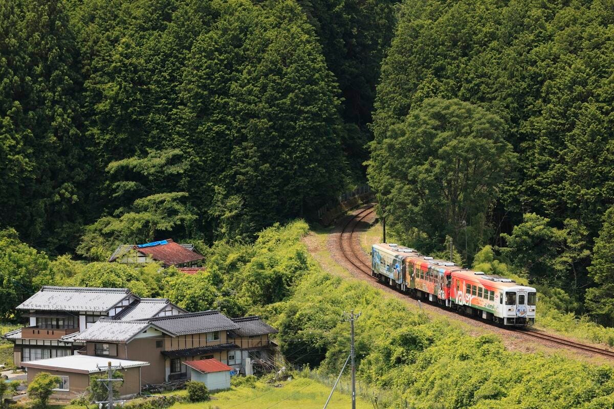 レストラン列車の先駆け「明知鉄道」の食堂車、沿線特産の寒天づくしの