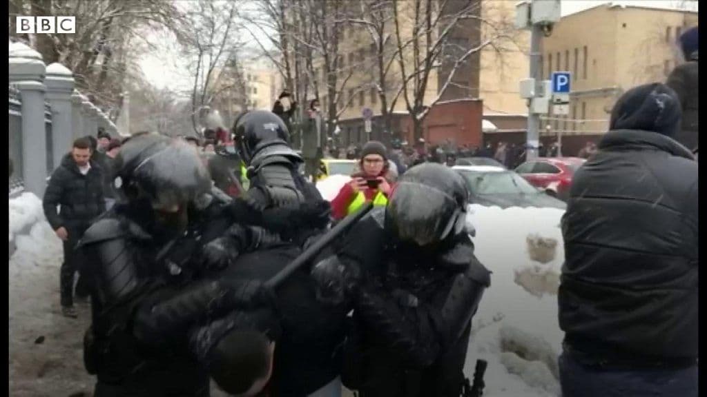 ロシアで野党指導者の釈放求める抗議デモ、市民多数が拘束