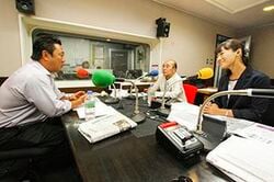 「マット安川のずばり勝負」スタジオ風景／マット安川、浅川博忠、加藤知華／前田せいめい撮影