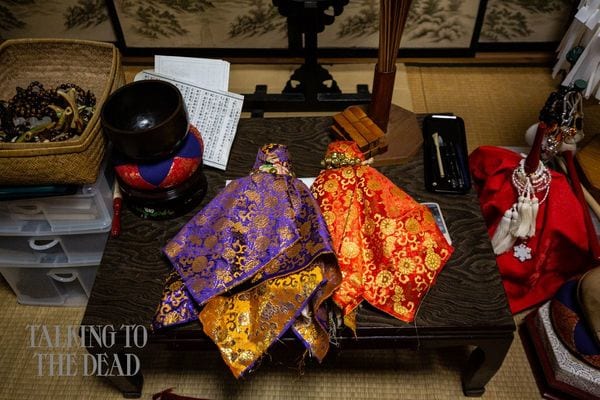 イタコとともに消えゆく屋敷神「オシラサマ」とは何か 写真集『Talking to the Dead』：イタコのいる風景（5） | JBpress  (ジェイビープレス)