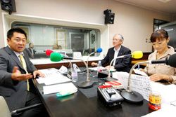 「マット安川のずばり勝負」スタジオ風景／マット安川、井上義久、加藤知華／前田せいめい撮影