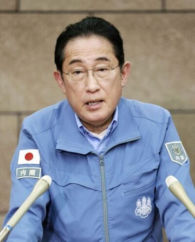 1月14日、石川県輪島市の避難所を訪れ、被災者と握手する岸田文雄首相（代表撮影、写真：共同通信社）