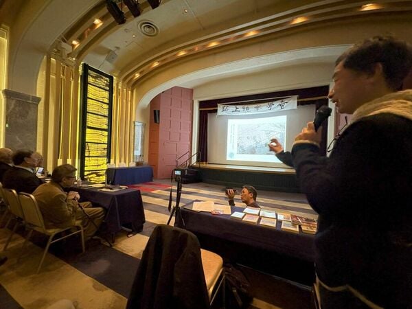 第2部の様子。発見者の写真を見ながらメンバー（写真左）がコメント