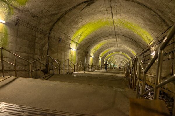土合駅の上り下り連絡通路から下りホームに続く462段の階段。子どもが楽しそうに駆け上がってきた