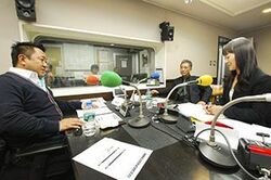 「マット安川のずばり勝負」スタジオ風景／マット安川、稲村公望、加藤知華／前田せいめい撮影