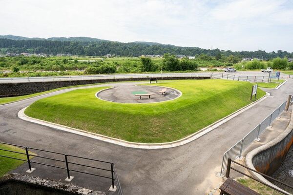 円筒分水横にある芝生の休憩所