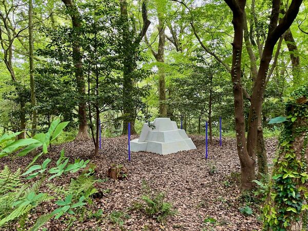 天満宮の杜に鎮まるピラミッドのようなアート作品。田島美加氏による「エコー」と「ナルキッソス（太宰府）」（2021年／2022年）。写真は2022年5月に撮影したもので、「ナルキッソス」は2024年2月現在修理中