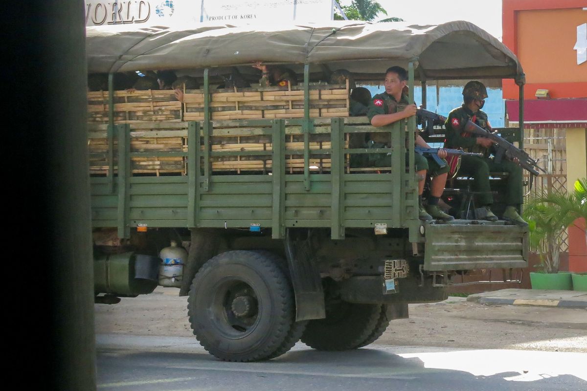 ミャンマー軍に中国がジェット燃料、その輸送車を武装勢力が攻撃　武装勢力が明らかにした「中国が国軍バックアップ」の証拠