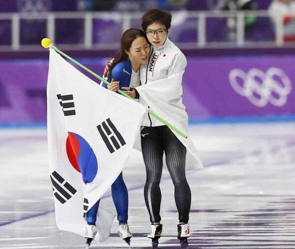 2018年2月、平昌五輪スピードスケート女子500mで金メダル。左は銀メダルの李相花（写真：共同通信社）