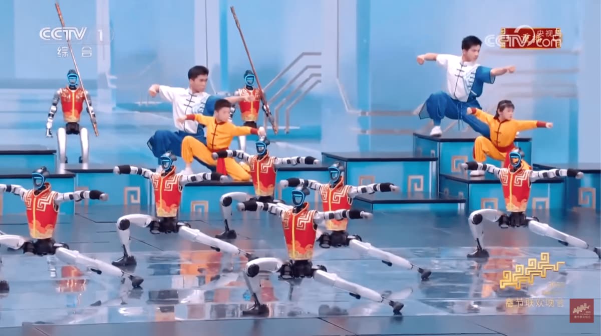 中国の人型ロボットにポンコツ疑惑、一糸乱れぬ集団“酔拳”も遠隔操作