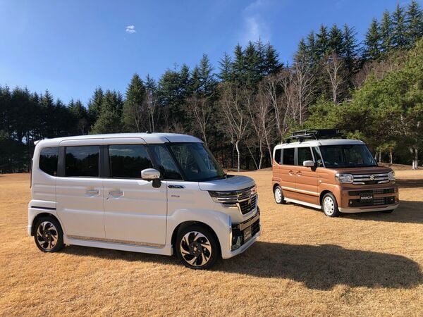 新型スペーシアカスタム（写真手前）と、「レトロカジュアル」仕様のオプション装着車（写真：桃田健史）
