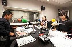 「マット安川のずばり勝負」スタジオ風景／マット安川、池内ひろ美、加藤知華／前田せいめい撮影