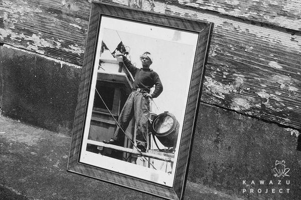 マグロ漁船に乗る男性。島の男性の多くは船乗りになった（写真：木村肇）