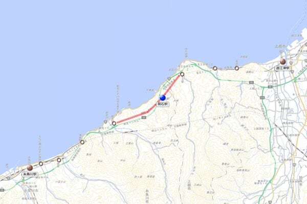 赤線が頸城トンネル。筒石の両隣（能生駅と名立駅）の駅間はほぼトンネル（国土地理院地図より作図）