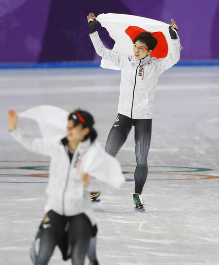 2018年2月、平昌オリンピックの女子1000mで銀メダルを獲得。手前は銅メダルを獲得した高木美帆（写真：共同通信社）