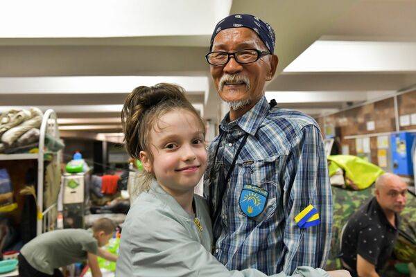 ウクライナ北東部ハルキウで地下鉄構内に避難して暮らす人々と一緒に生活する土子さん（2022年8月、当時74歳）。子供たちから「Fumi」と呼ばれ親しまれている（写真：小峯弘四郎、以下も）