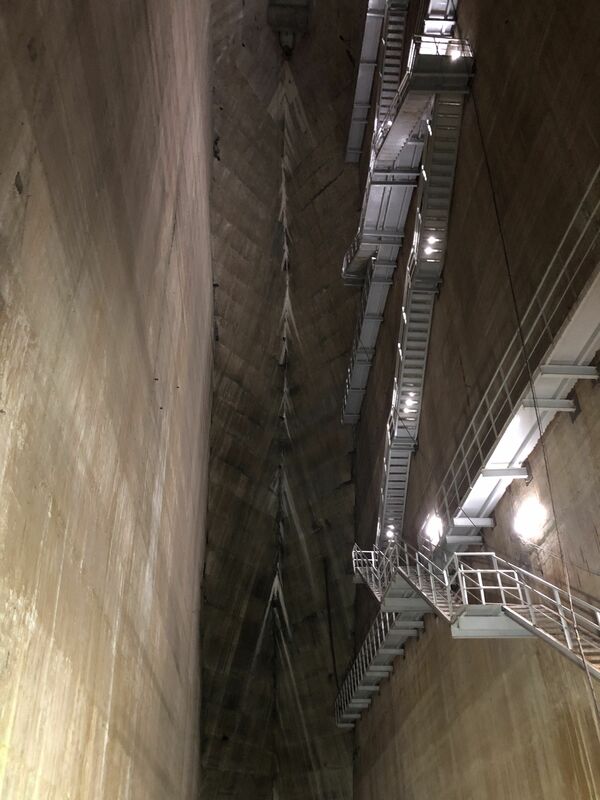 井川ダムの堤体(堤防のこと)の内部は中空になっている。中に入ると巨大な空間が広がる。階段を見ると高さが窺える。筆者撮影