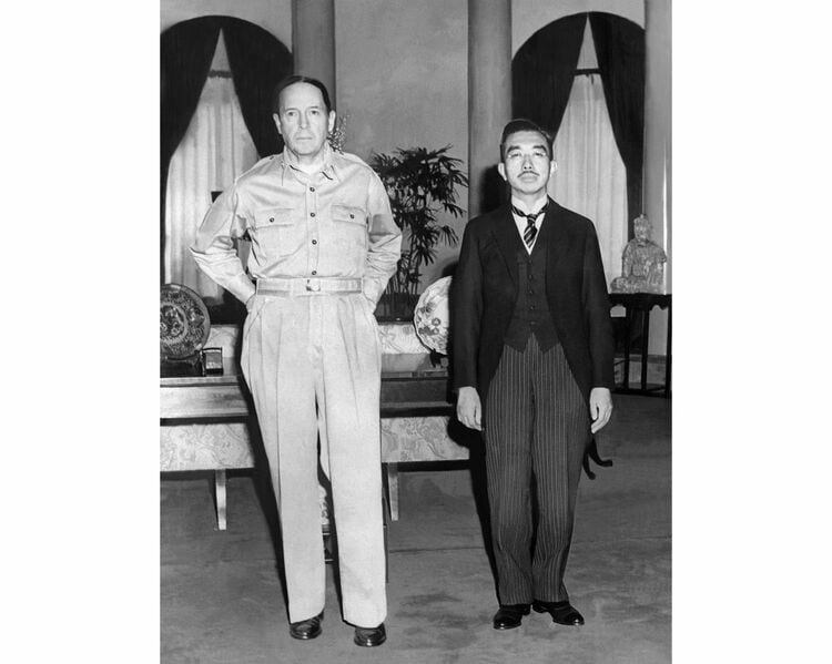 昭和天皇生写真 写真ギャラリー1枚め｜天皇・マッカーサー会談、マッカーサーを感動