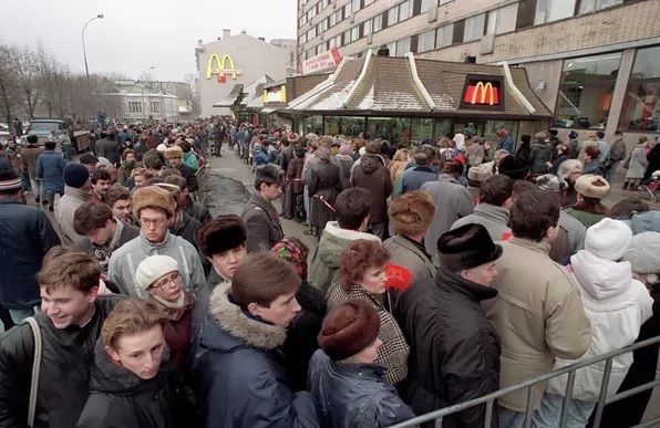 マクドナルド撤退、明かすに明かせないロシア国民の胸の内 地元