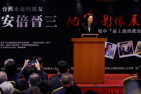 2023年3月に台湾・台北市で開幕した「安倍晋三記念写真展」では蔡英文総統があいさつに立った(写真:ロイター=共同)