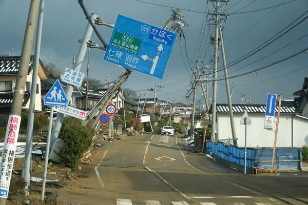 能登半島地震では、道路や上下水道などの生活インフラの復旧に時間を要した(写真:ロイター/アフロ)