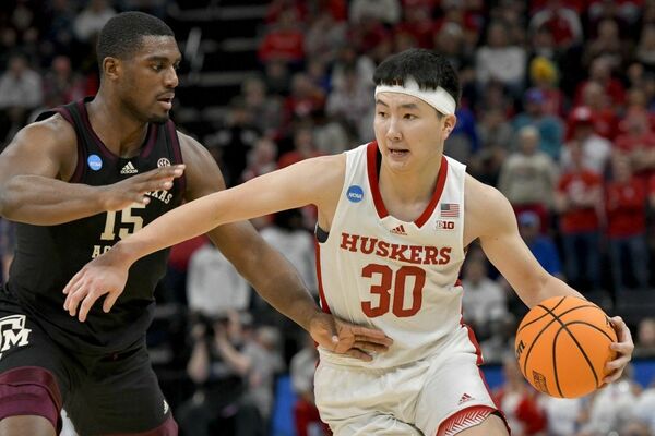 2023-24 NCAA 1部の試合に出場したネブラスカ大学の富永啓生(2024年3月22日、写真:AP/アフロ)