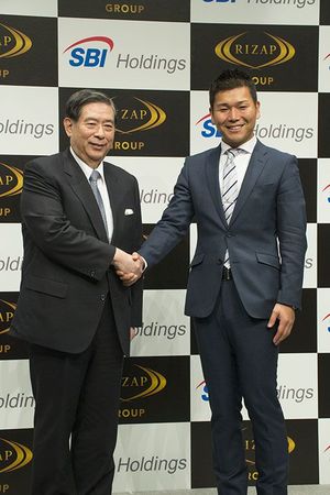 左：左：SBIホールディングスの北尾社長、右：RIZAPグループの瀬戸社長