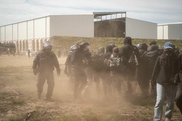 テスラの敷地に侵入しようとして警察と衝突した活動家ら（C）Tim Wagner／Disrupt提供