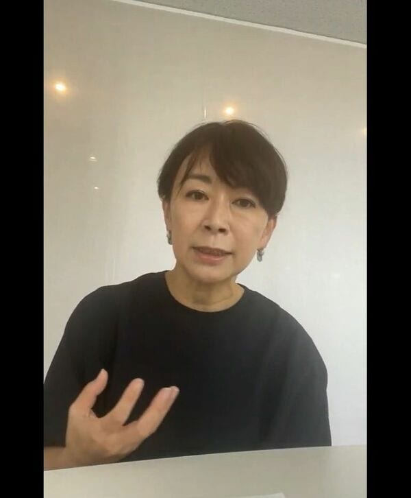 オンラインインタビューに答える菅野志桜里氏