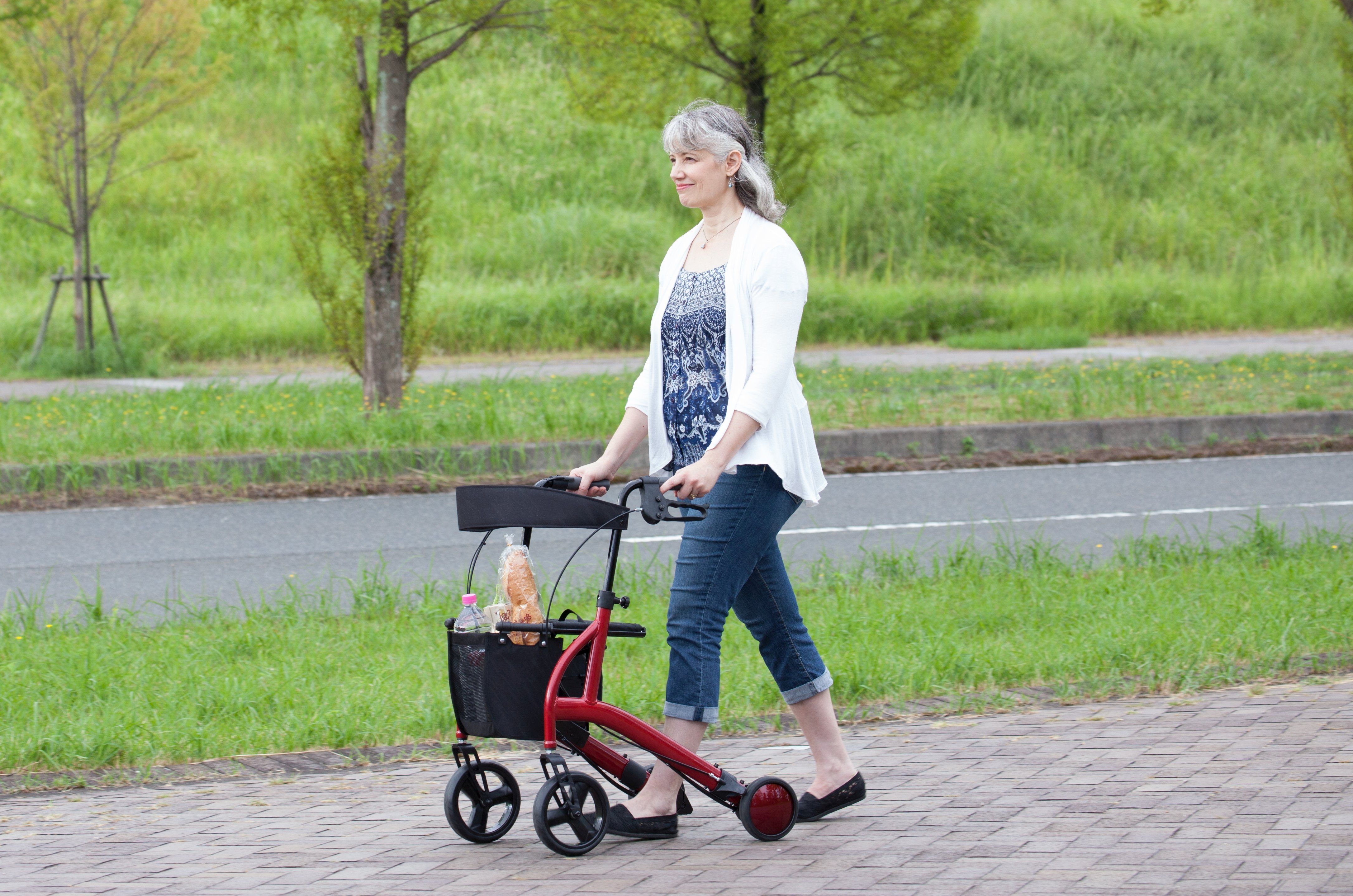 赤が鮮やかな高齢者用歩行器“らしくない”見た目で人気に、中小企業の