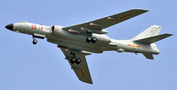 戦闘機用滑走路 フラップをいっぱいに下ろした態勢で滑走路に着陸し…：零式艦上