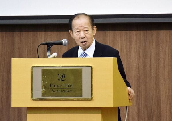 昨年09月20日、長野県軽井沢町で開かれた二階派の研修会であいさつする二階俊博会長(写真:共同通信社)