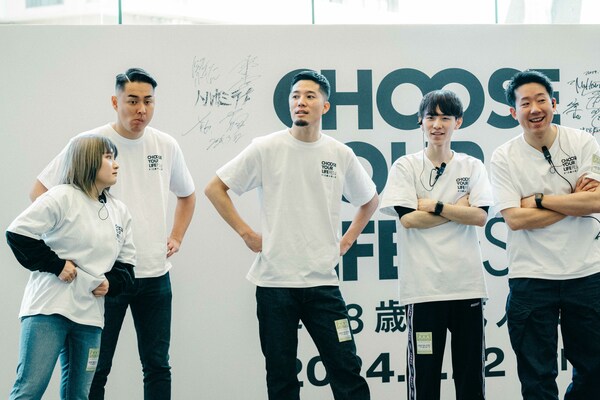 ハッシャダイソーシャルのメンバー。真ん中が三浦宗一郎、その左は共同代表の勝山恵一
