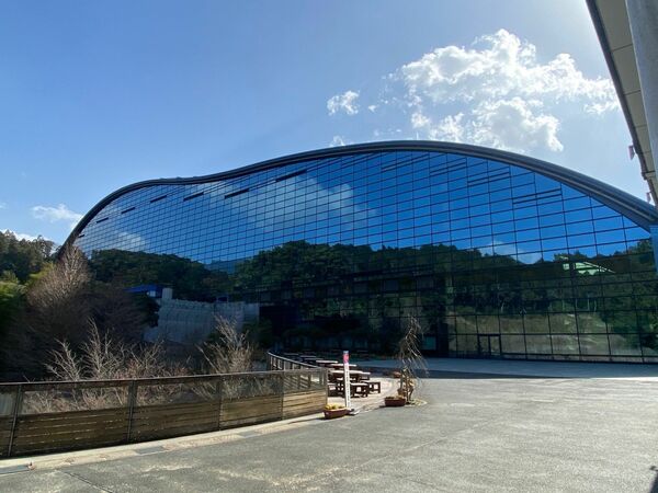 太宰府の豊かな緑を映す九州国立博物館。設計は江戸東京博物館などを手掛けた建築家・菊竹清訓氏