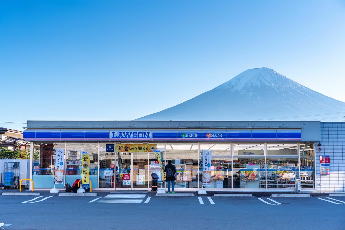 映えスポット「富士山ローソン」で大騒動、「黒幕で目隠し」だけではないオーバーツーリズムの“落語的”対処法  落語「半分垢」で考える訪日観光客と日本人のメンタリティー(1/6) | JBpress (ジェイビープレス)