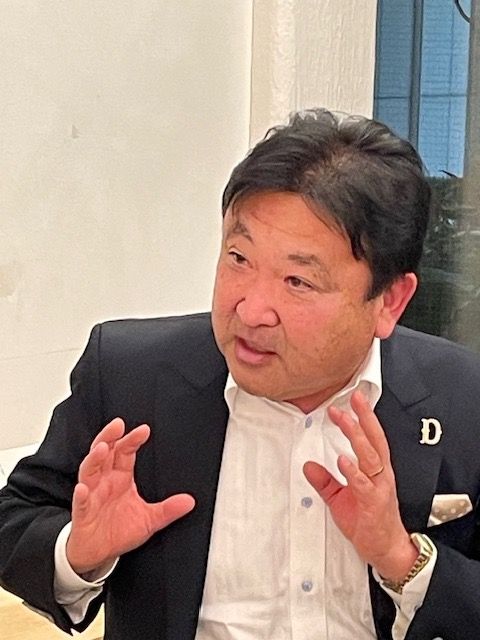 大條充能（だいじょう・みつよし）1984年株式会社リクルート入社。総務部にて社員向け全社イベントを担当し、まれな才能でリクルートのお祭り男として注目されるように。1991年から始めた社内報での破天荒な人生相談コラムが評判となり、『ダ・ヴィンチ』など同社発行のメディアに拡大、キラーコンテンツとなる。1997年リクルートを退社、翌年株式会社ゼロインを設立。『熱いぜ!! 悩まない人生方法：https://amzn.asia/d/4uSbG9A』（宙出版）、『社会人のオキテ：https://amzn.asia/d/9ulgl19』（実業之日本社）など著書多数