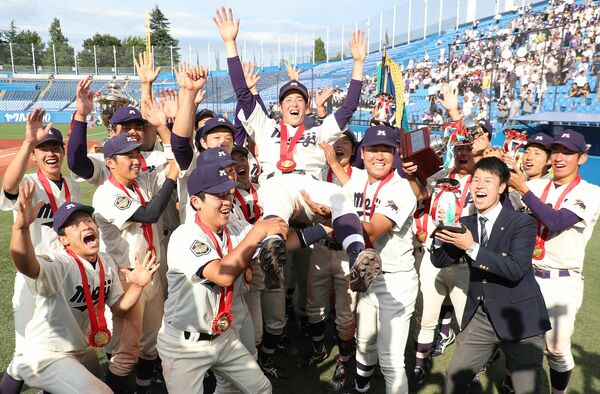 2019年の第68回全日本大学野球選手権大会で優勝した明治大学。胴上げ投手は広島東洋カープで活躍する森下暢仁(写真:アフロ)