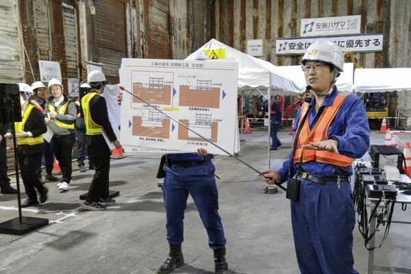 リニア中央新幹線「品川駅」の工事状況を説明するJR東海の担当者