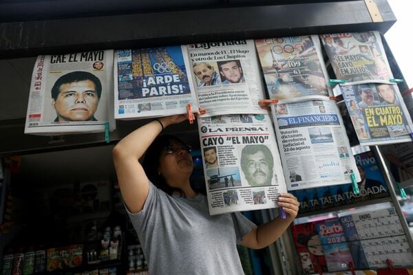 メキシコの麻薬王エル・チャポの息子ホアキン・グスマン・ロペスの逮捕を報じる新聞(写真:ロイター/アフロ)