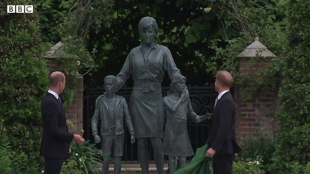 英ダイアナ元妃の銅像、両王子がそろって除幕　生誕60年