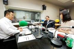 「マット安川のずばり勝負」スタジオ風景／マット安川、平沢勝栄、加藤知華／前田せいめい撮影