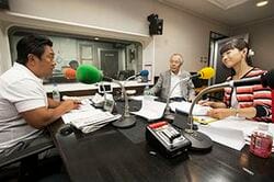 「マット安川のずばり勝負」スタジオ風景／マット安川、小川和久、加藤知華／前田せいめい撮影