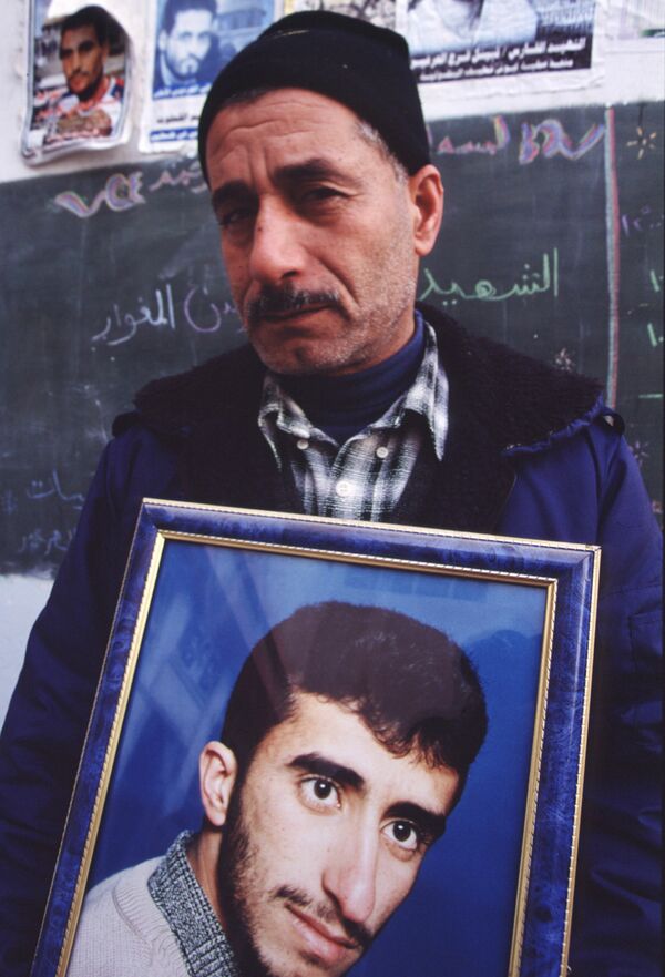 自爆死した息子アブドゥラへの想い、さらに息子に殺されたイスラエル兵士の家族の悲しみを語ったアブドゥラの父