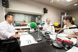 「マット安川のずばり勝負」スタジオ風景／マット安川、宮崎正弘、加藤知華／前田せいめい撮影